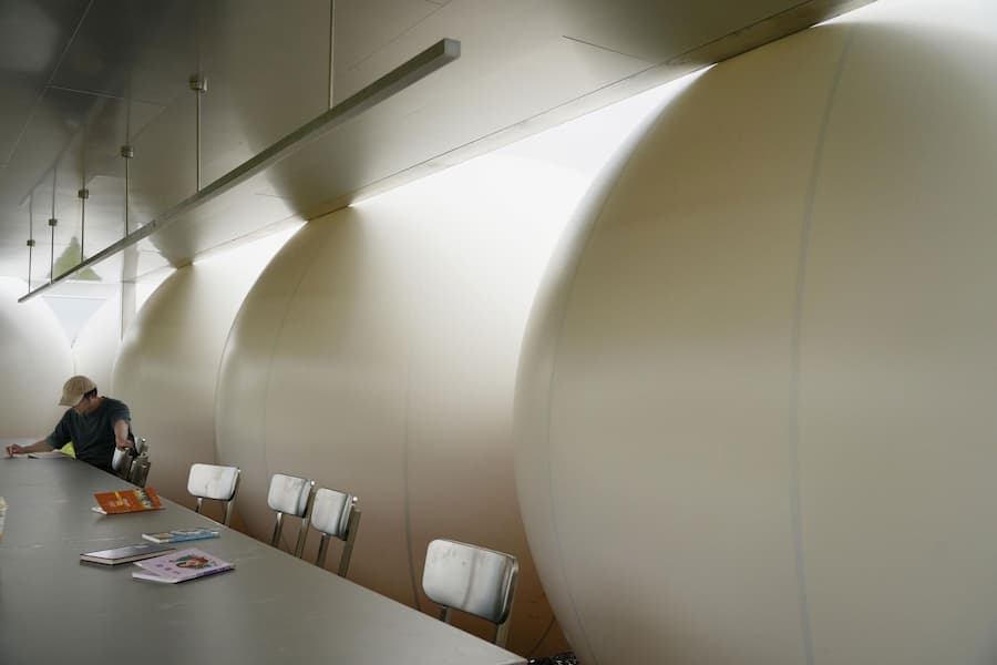 人在球體包圍的室內空間讀書 光很柔