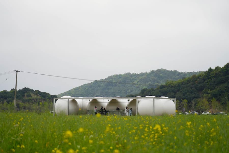 光貼著球體表面滑過 空間變得很安靜