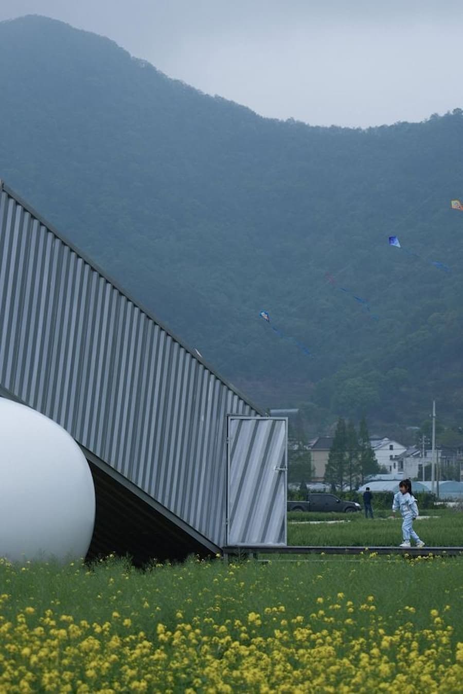 整排球體被結構框住 像一個系統