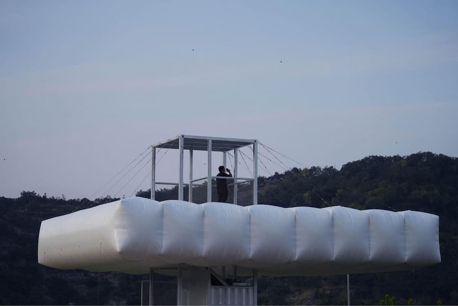 霧氣裡的貨櫃壓在球體上 整體變得更輕