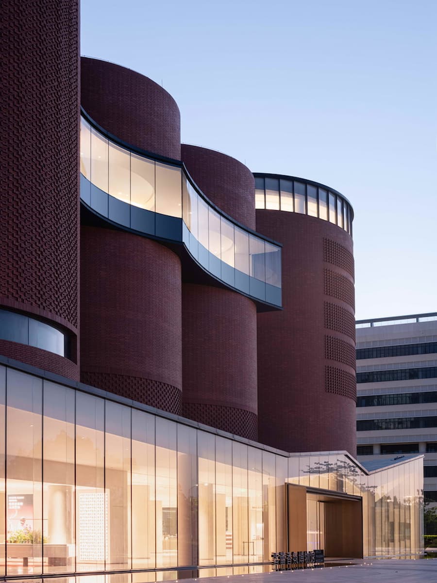 弧形連橋與紅磚立面細節 廣州雪蕾香氛博物館