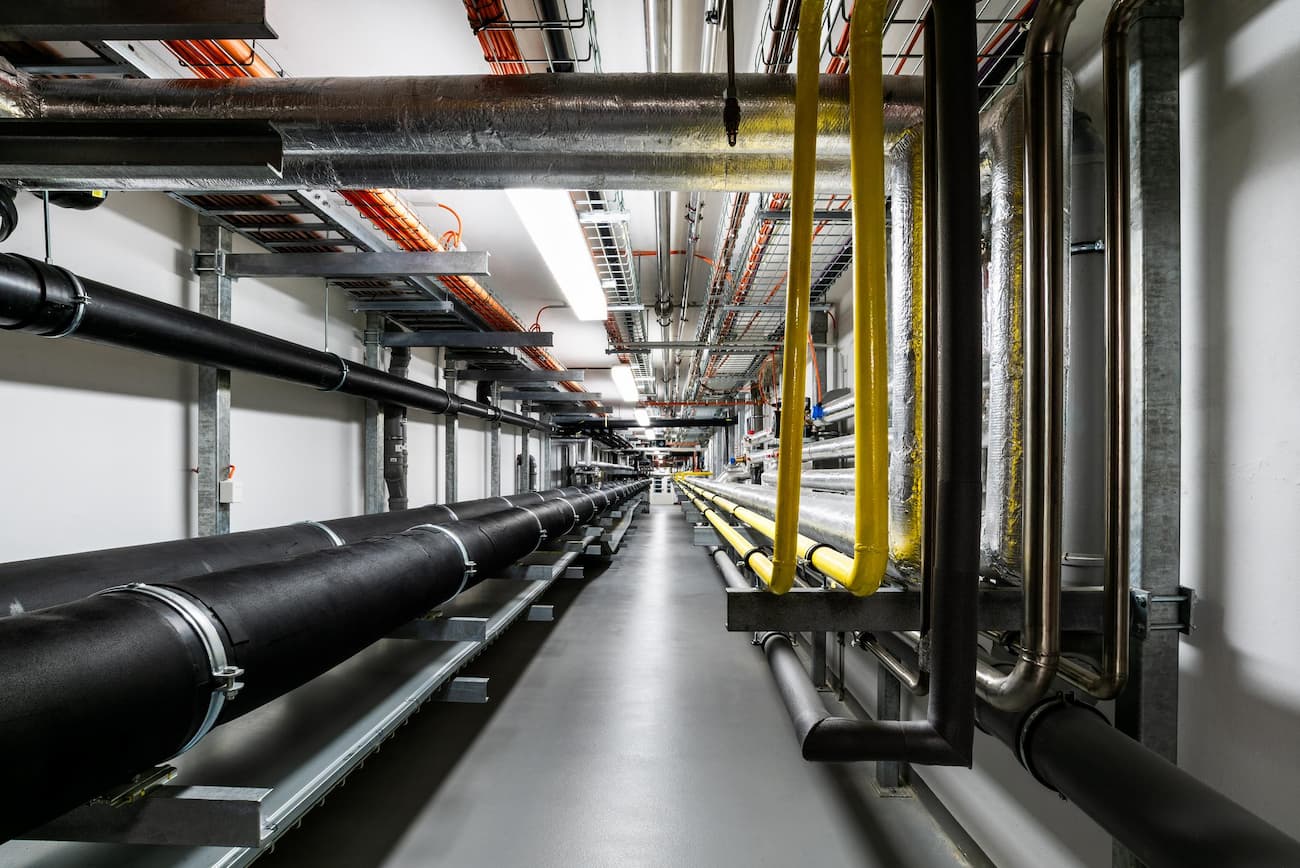 地下建築機電系統與通風管線，展現隱藏於結構中的能源消耗與環境成本