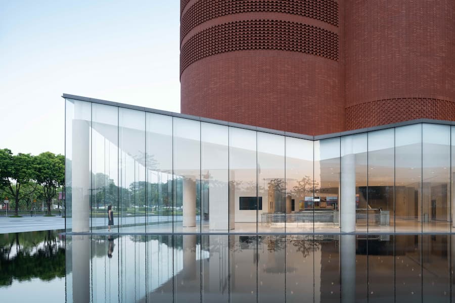 玻璃立面與水池倒影形成的空間界面 廣州雪蕾香氛博物館