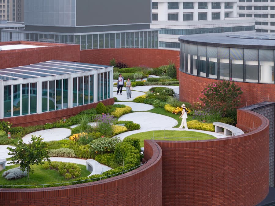 紅磚圍塑的屋頂花園與步行動線 廣州雪蕾香氛博物館