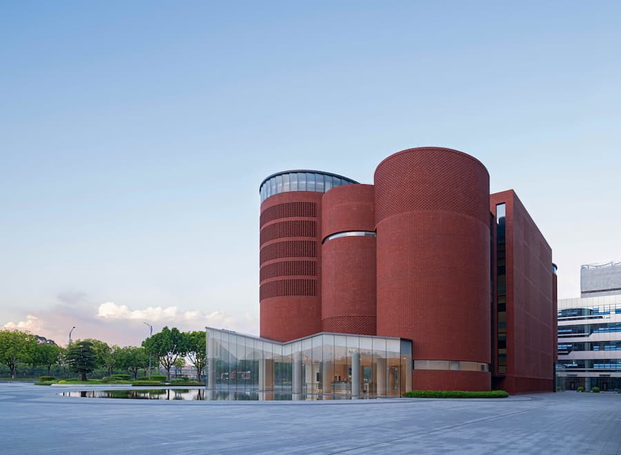 屋頂視角下的紅磚圓柱量體與花園空間 廣州雪蕾香氛博物館