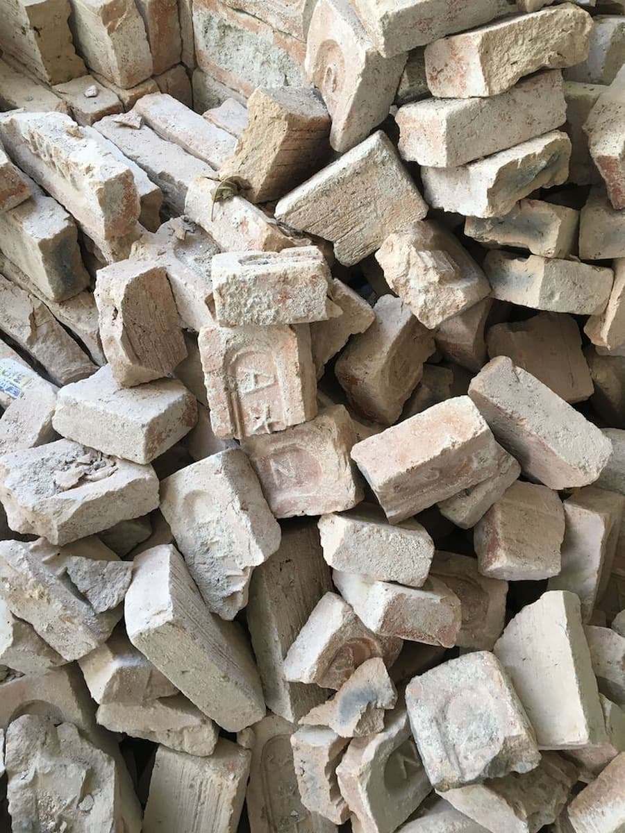 拆除後紅磚材料堆放與再利用潛力