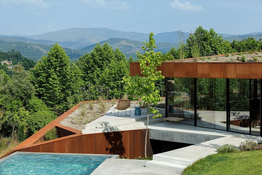 split volumes of Casa Corten adapting to steep sloped site