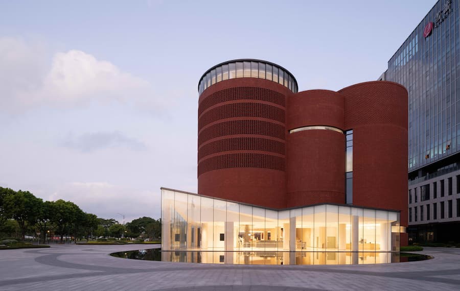 紅磚厚實量體與輕盈玻璃立面的對比 廣州雪蕾香氛博物館