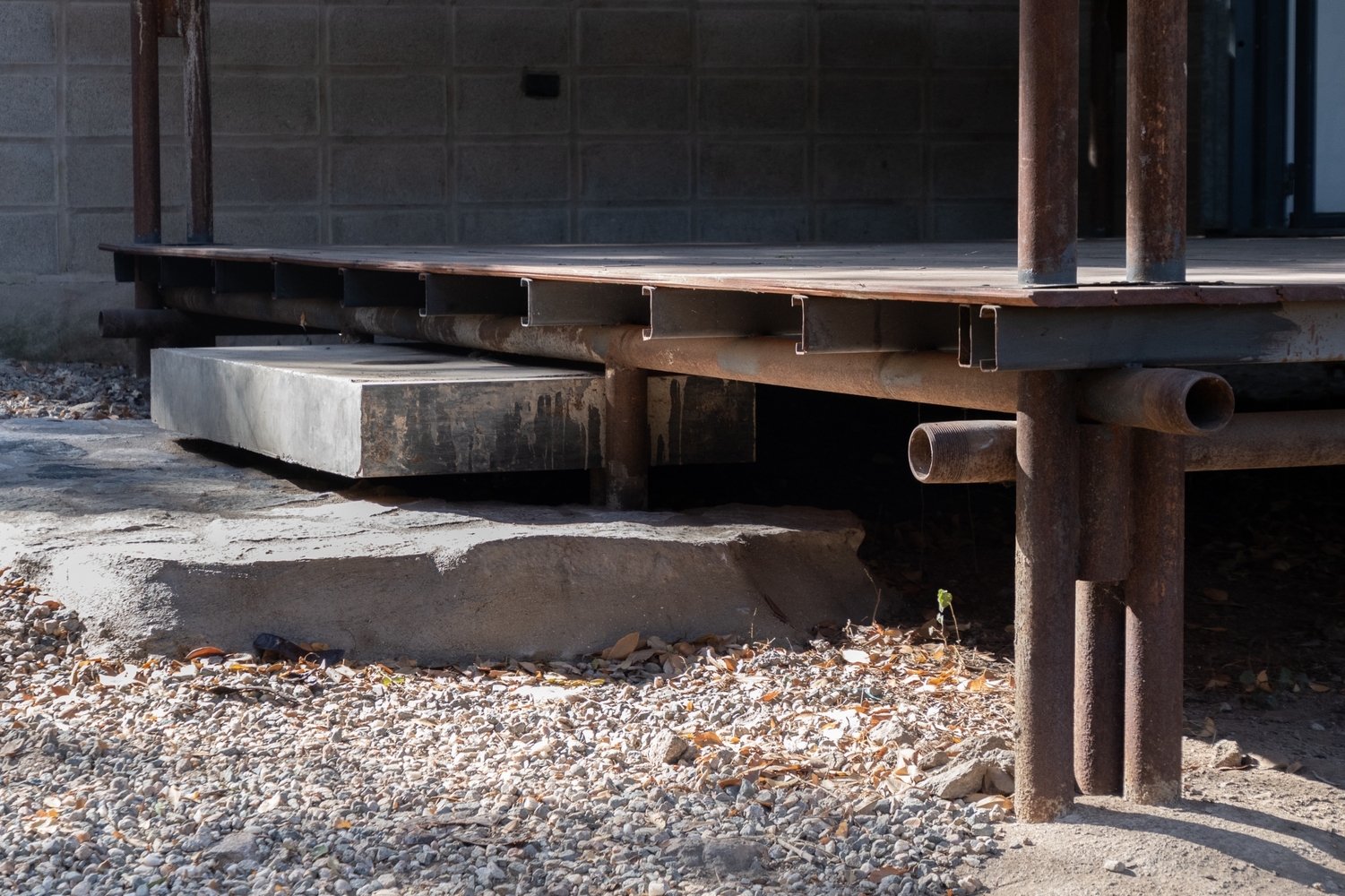 鋼構平台與地面基礎連接細節