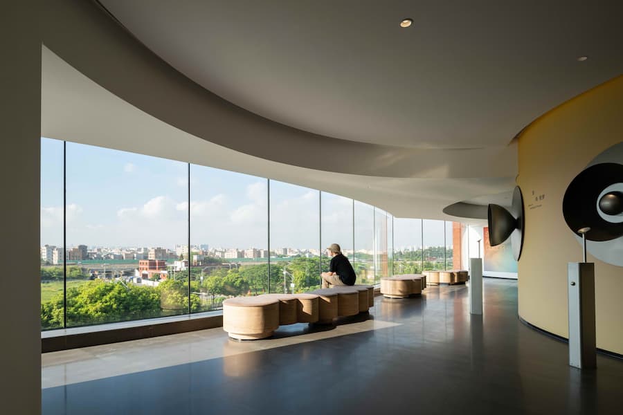 室內弧形玻璃走廊與環繞動線空間 廣州雪蕾香氛博物館