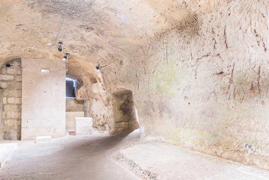 城市開挖後短暫顯露的地下基礎設施