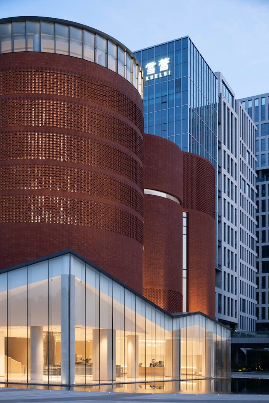 夜間東側立面與紅磚量體照明效果 廣州雪蕾香氛博物館