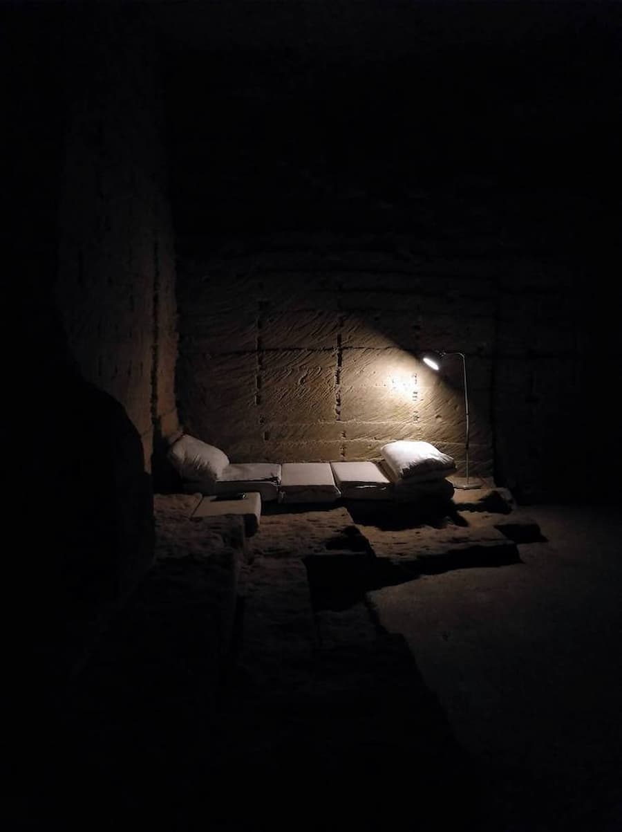 在岩體中被削出的最小居住單元