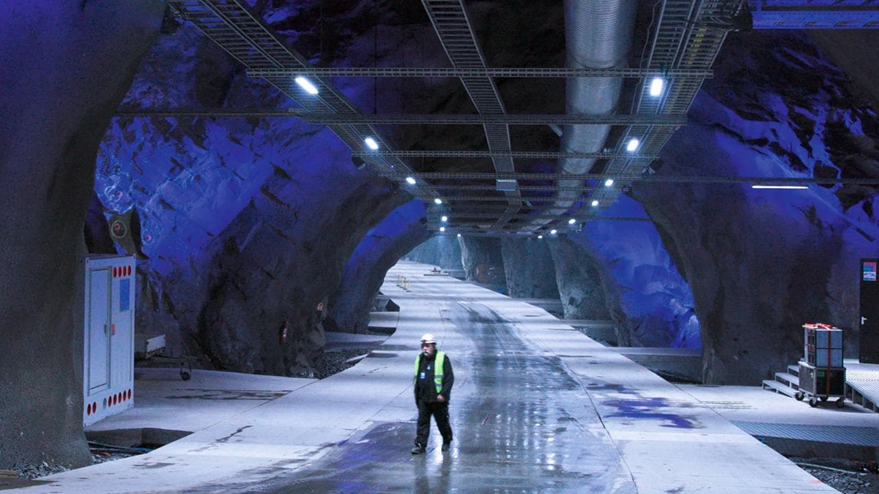 地下空間與基礎設施環境，展示城市運作背後的隱藏結構