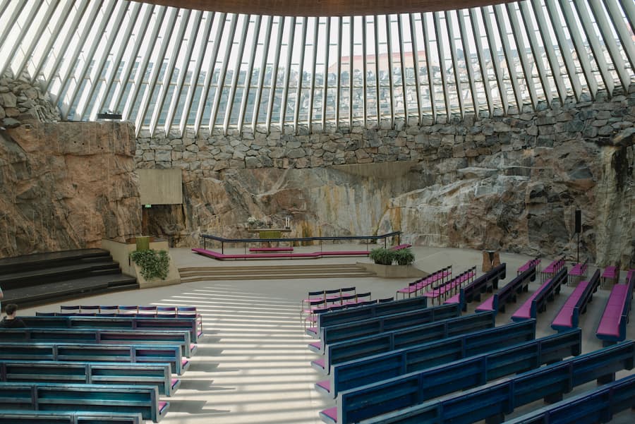 光線切入岩體後才顯現空間邊界