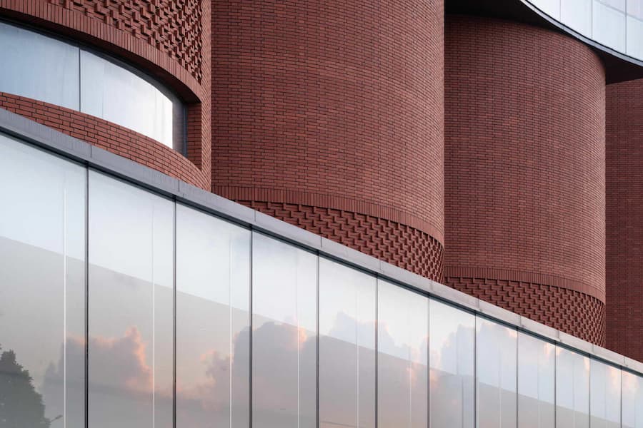 紅磚立面與玻璃基座交界細部 廣州雪蕾香氛博物館
