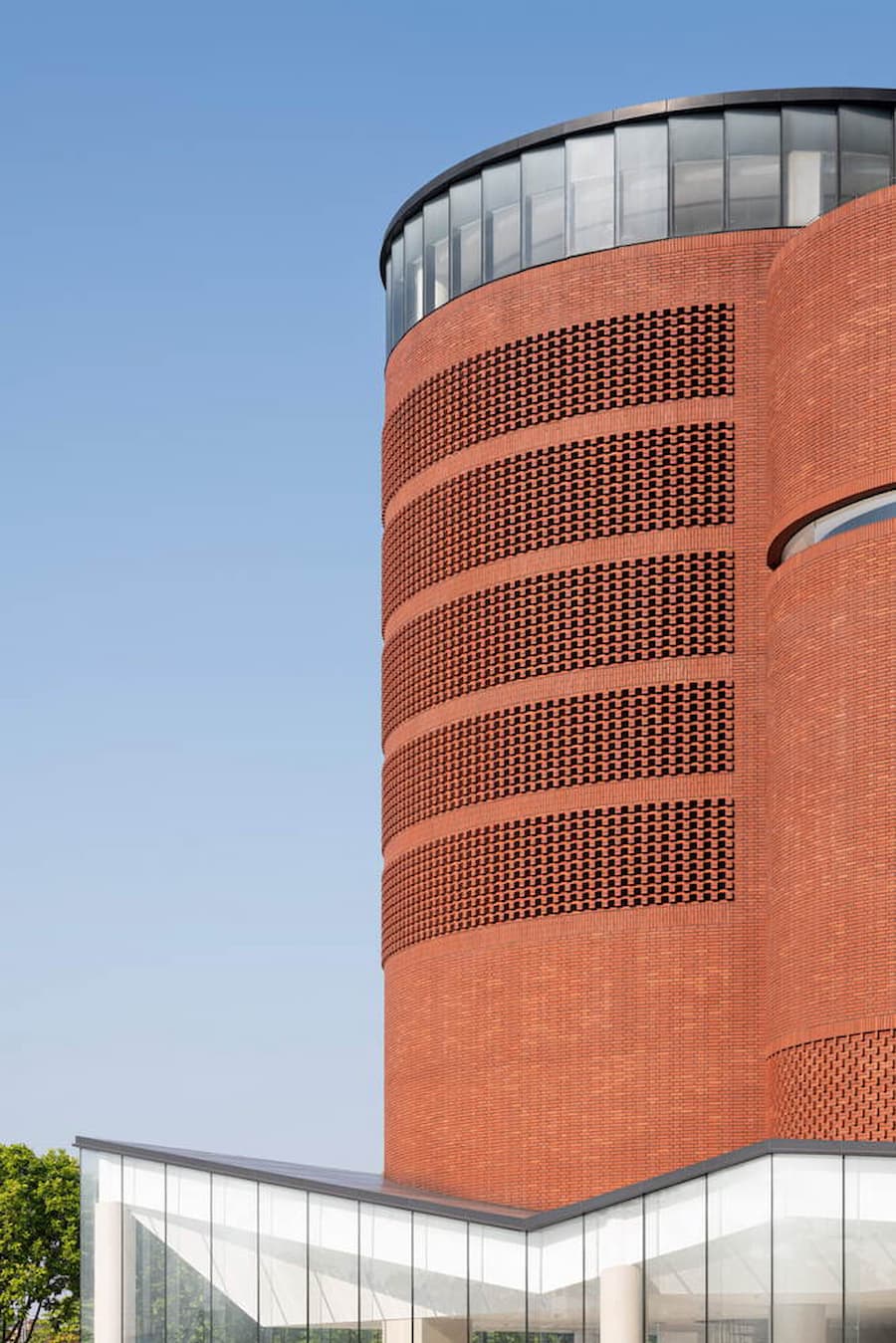 陽光照射下的紅磚圓柱量體 廣州雪蕾香氛博物館