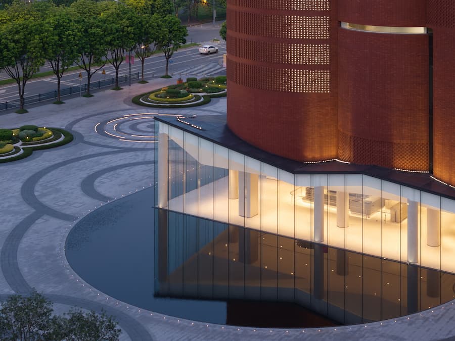 建築倒映於水面形成安靜場域 廣州雪蕾香氛博物館