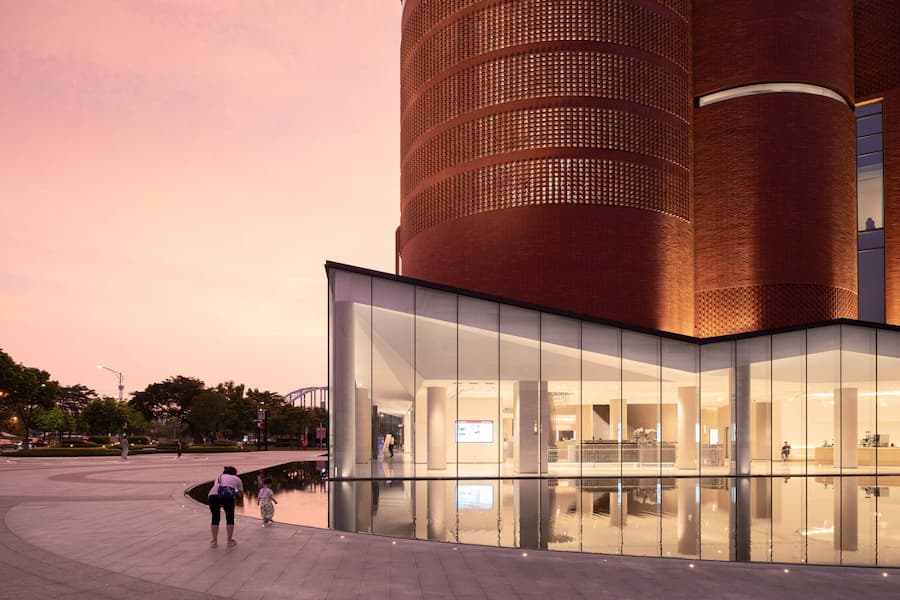 夕陽下玻璃基座與紅磚量體的光影 廣州雪蕾香氛博物館