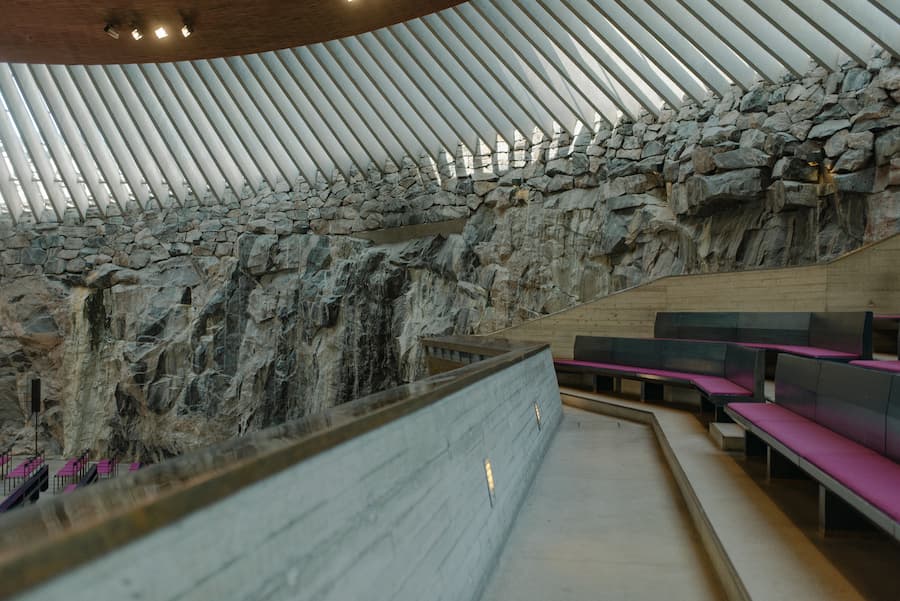 結構依附於既有岩體而非完全建造