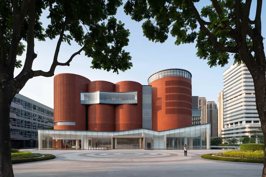 前廣場視角下的紅磚量體與入口空間 廣州雪蕾香氛博物館