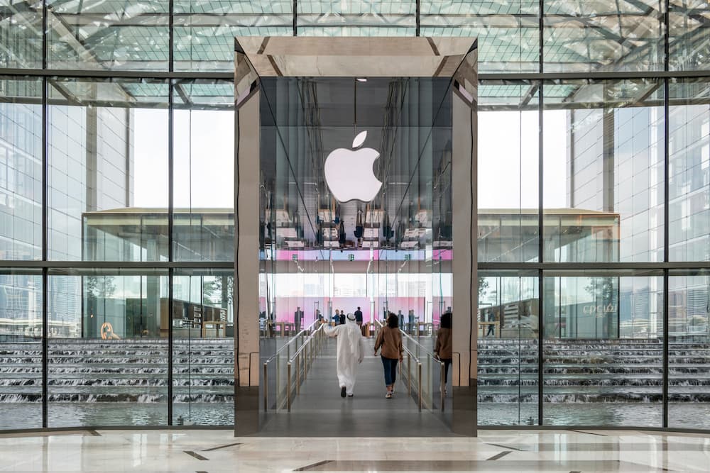 Apple Store glass entrance showcasing transparency and spatial continuity