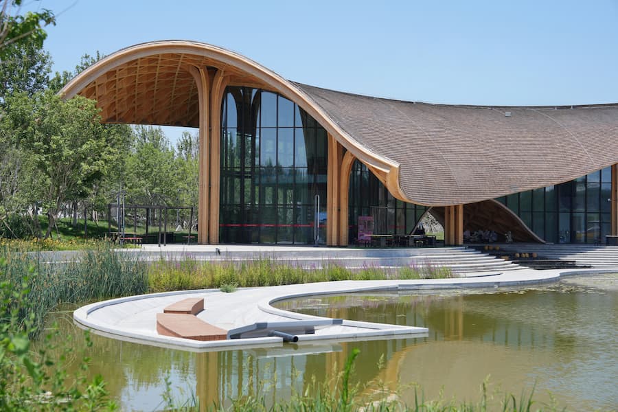 lakeside facade with vegetation and integrated landscape edge