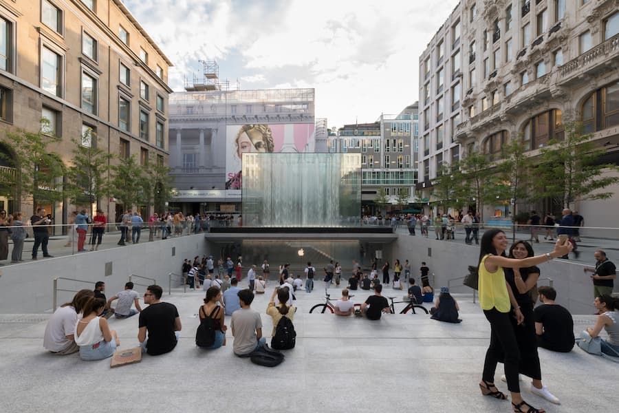Apple Store public plaza and sunken entrance in Milan
