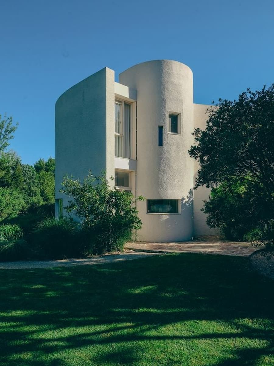 Curved organic architecture of Villa Bank in Arles designed by Émile Sala and reimagined as Casa Ideale