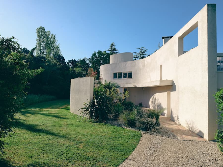 White sculptural exterior of Villa Bank highlighting Émile Sala's experimental organic architecture in Arles