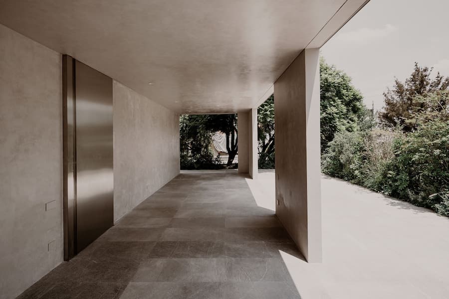 Open-air circulation space bringing daylight into the ground floor of Barrancas House