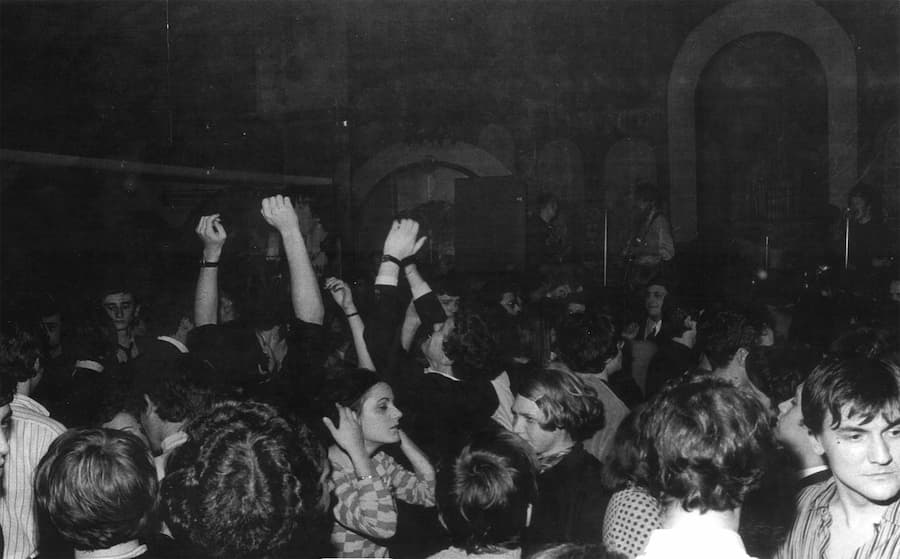 Audience enjoying a live concert inside Bus Palladium nightclub