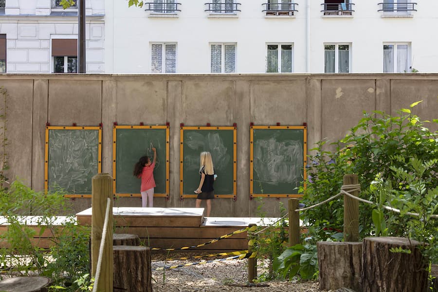 Outdoor learning space within a Paris Oasis Schoolyard