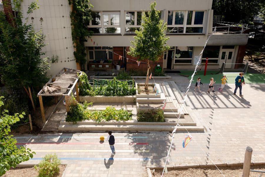Children using a renovated Oasis Schoolyard courtyard in Paris
