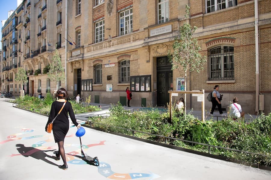 Green school street improving pedestrian safety in Paris