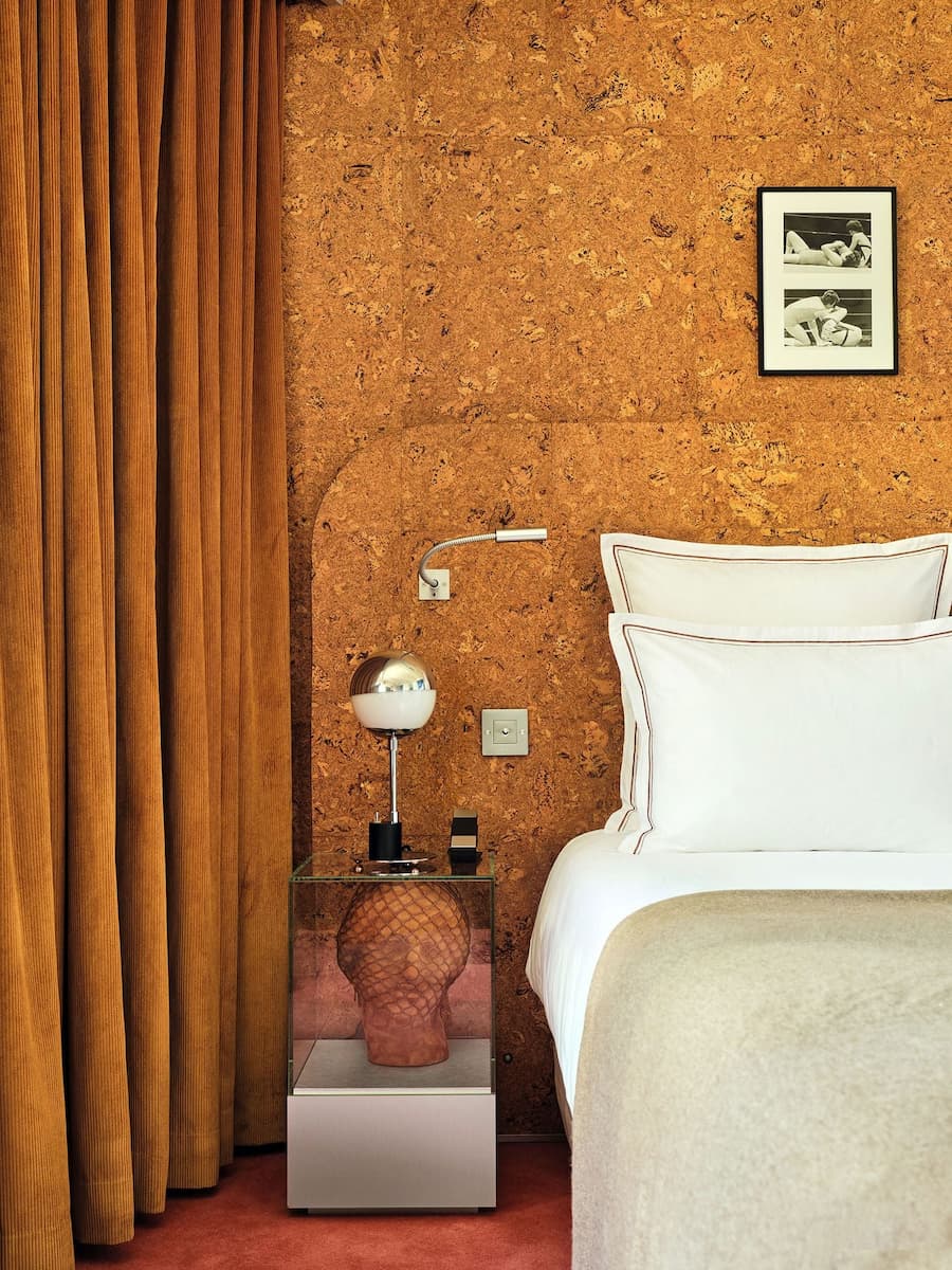 Open-plan guest room with lounge area at Bus Palladium Hotel Paris by Studio KO
