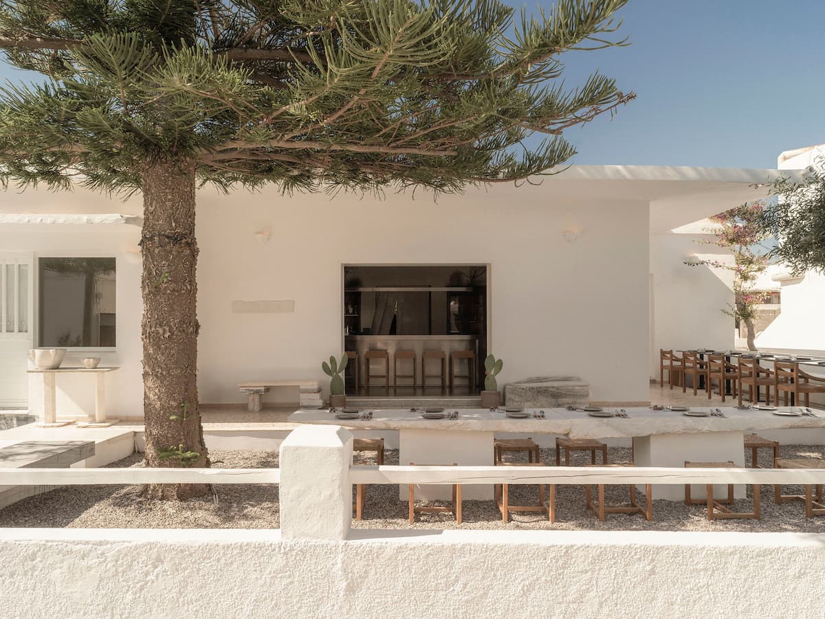 YAPA Antiparos courtyard restaurant blending Cycladic architecture, natural stone and Mediterranean landscape in Greece