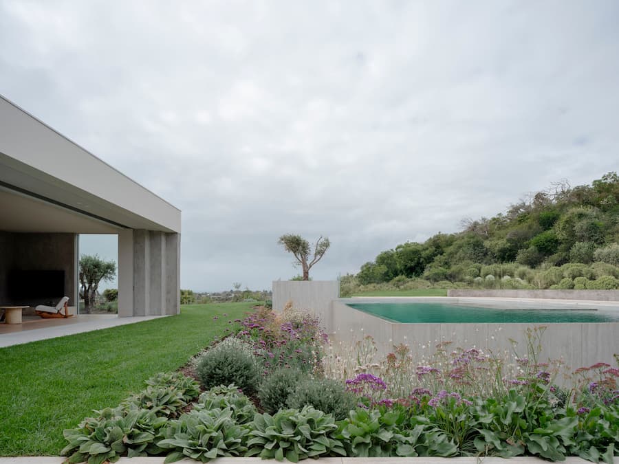 Open living pavilion, courtyard pool and native landscape at Wildcoast Residence by SJB.