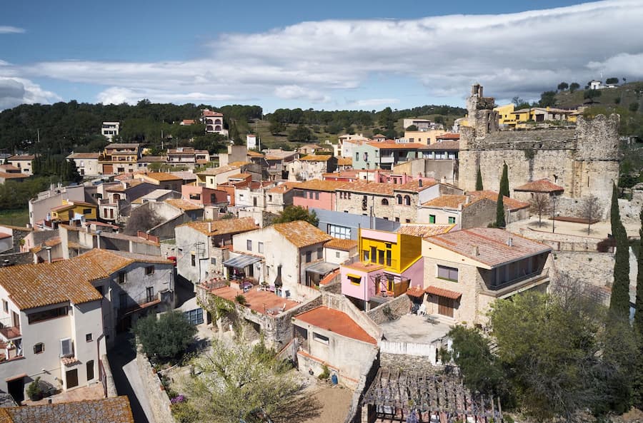 Aerial view of Rabós with Ca la Carolina set within the historic Catalan village.