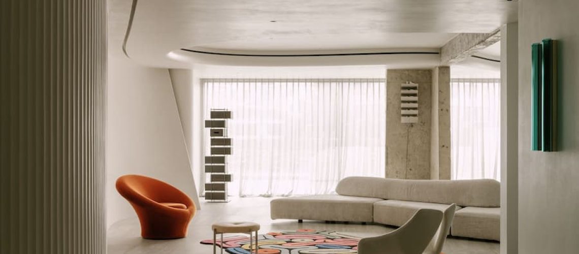 在天津，一個兼具雕塑般的克制美感與溫馨舒適的家