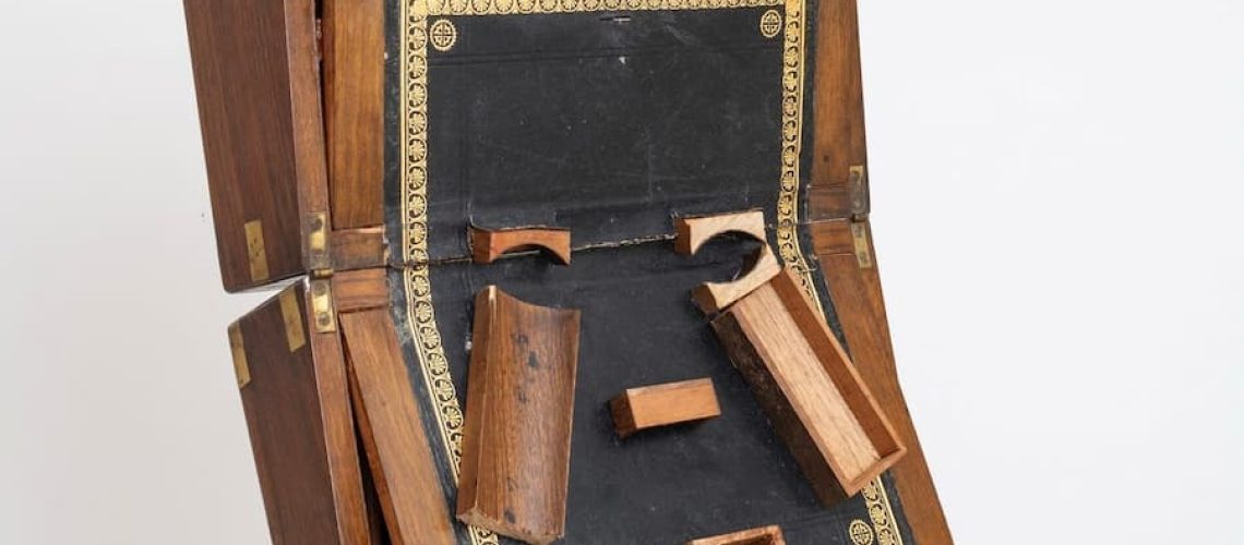 Sonia E. Barrett 的雕塑將古董書桌與非洲面具的翻轉融合