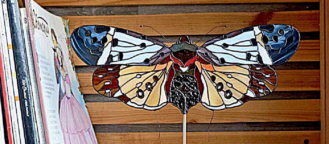 Three-Dimensional Botanics and Insects Are Sculpted in Elegant Stained Glass