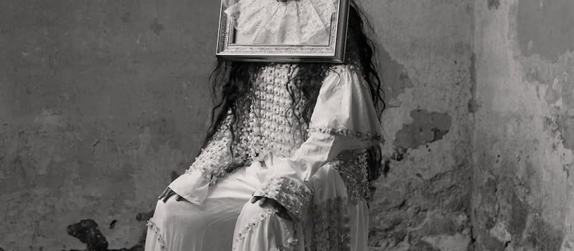 在黑白影像中，挑戰性別、文化與信仰的邊界